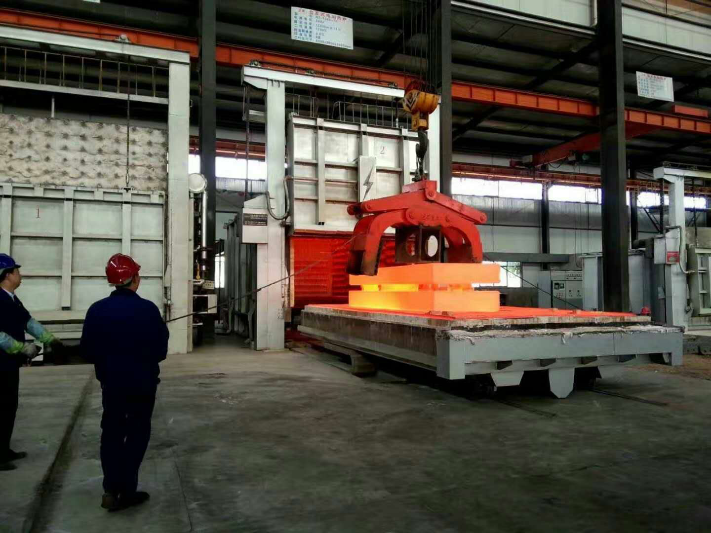 1200KW台式滑轨电阻加热炉(图1)